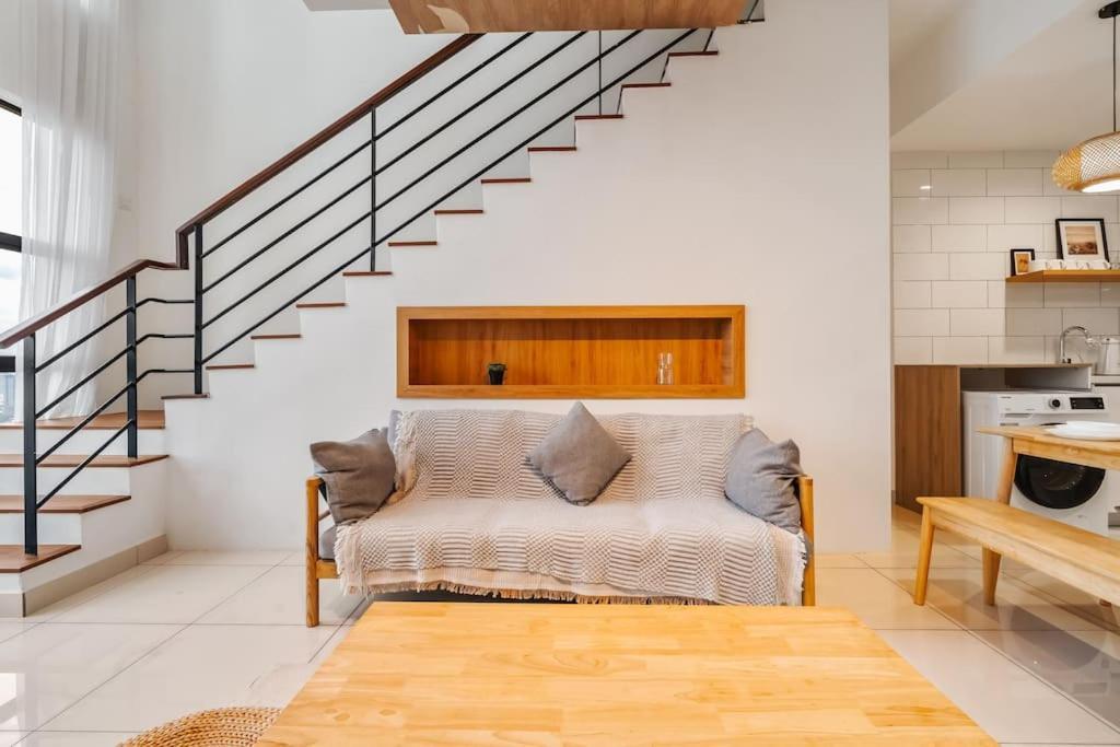 Arte Mont Kiara Netflix Muji-muji 3rooms 6pax Pangsapuri *
